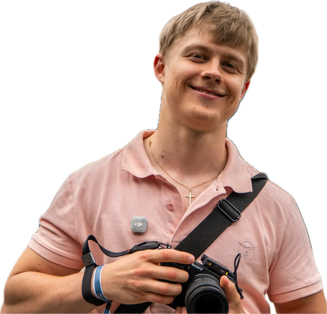 Jan Katschke, lächelnd, mit Kamera in der Hand